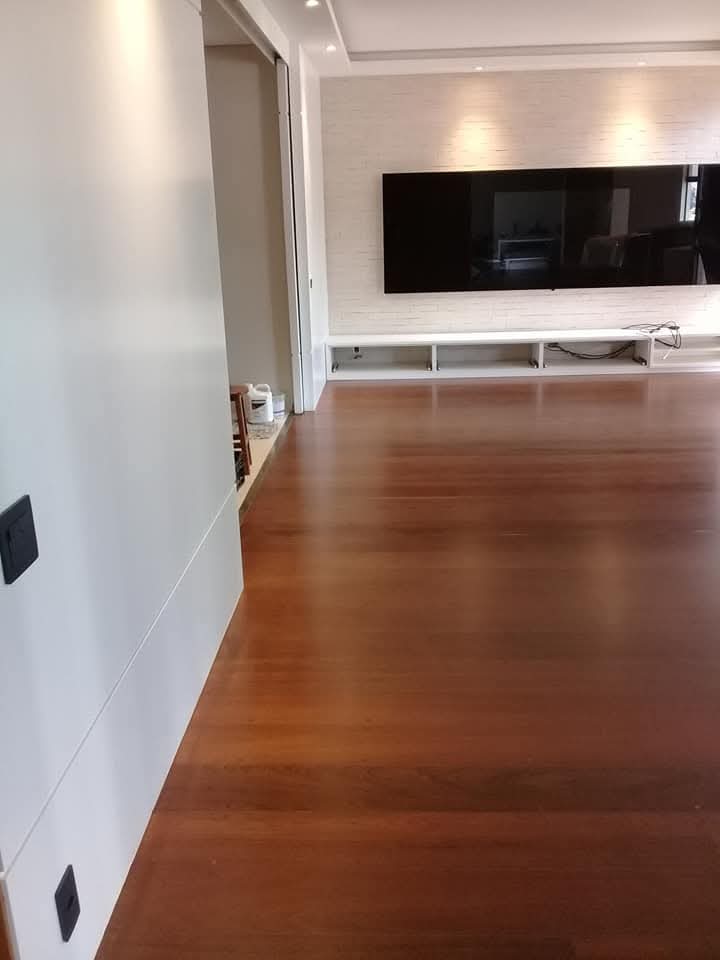 Piso de madeira restaurado e com brilho renovado após aplicação de Bona ou Sinteco